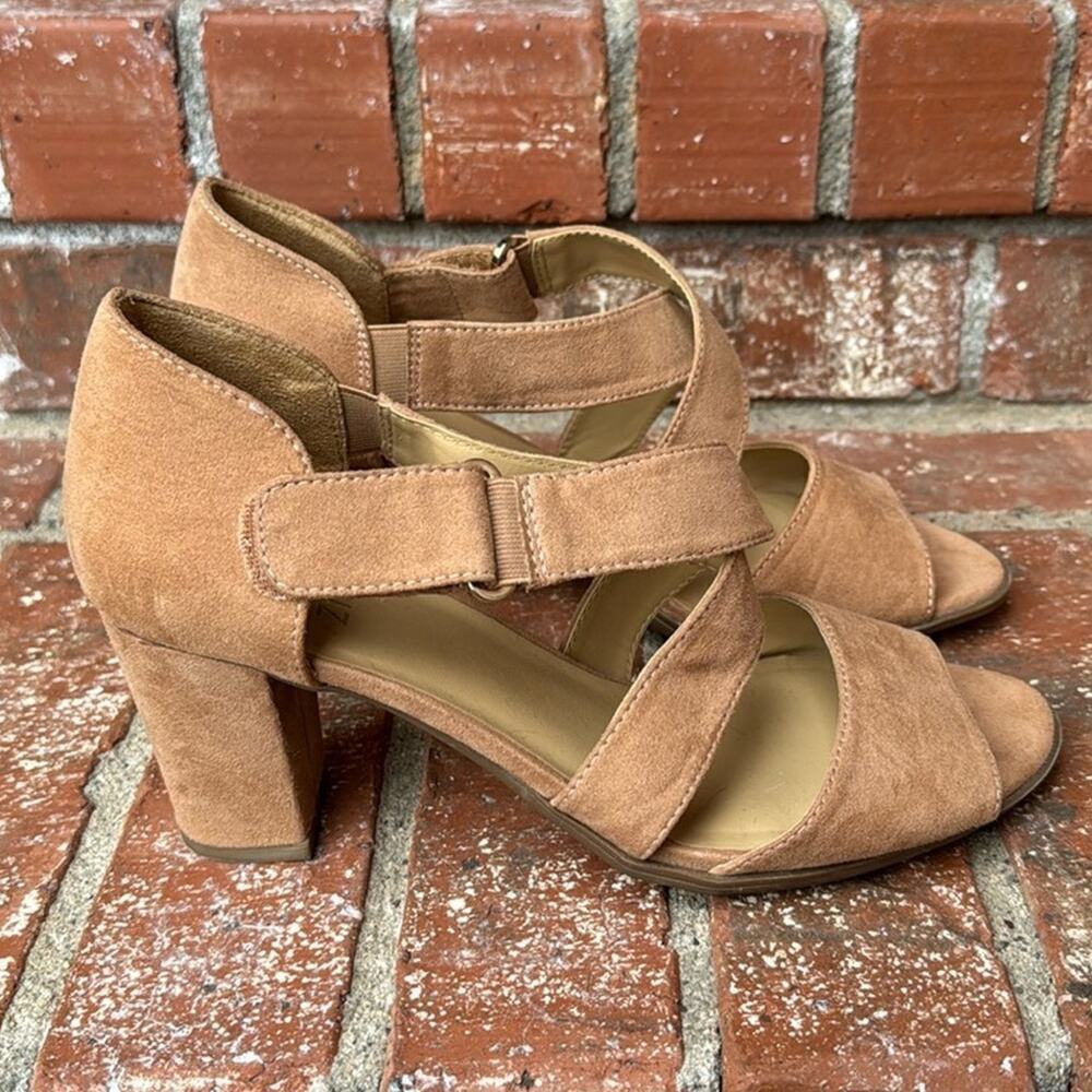 Naturalizer Lindy Strappy Dress Sandals Women's Size 9 Tan Suede Block Heel